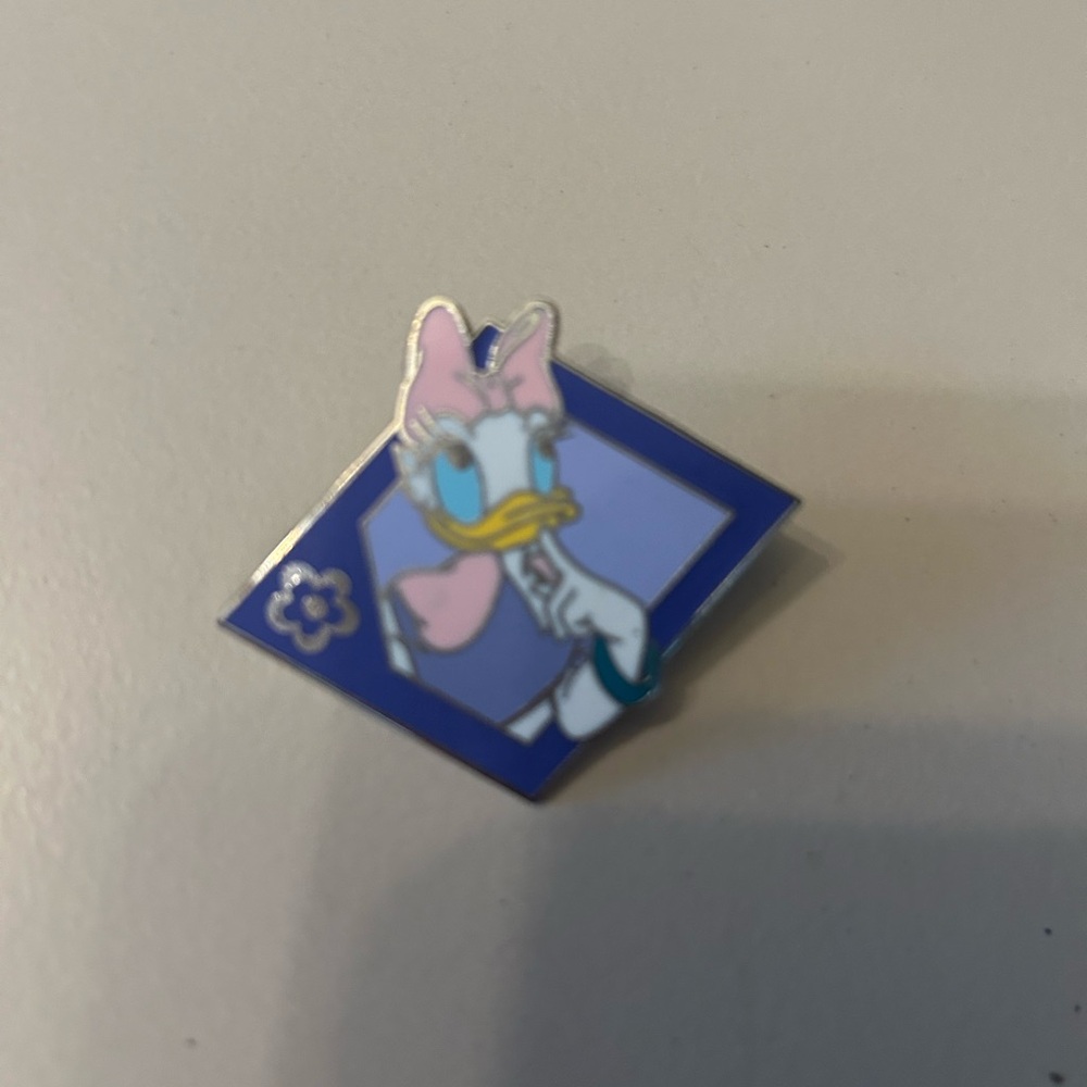 Disney Daisy Cartoon Character Pins (2)